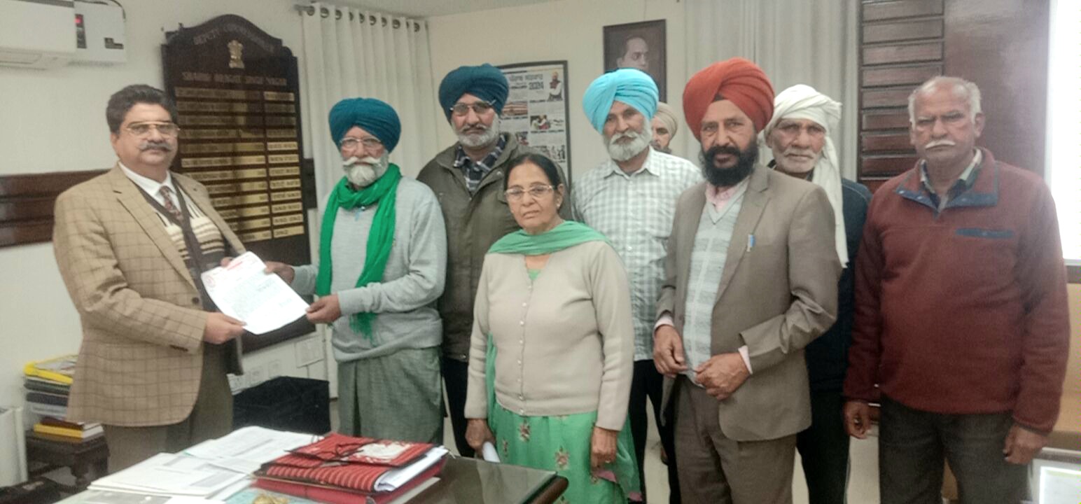 आलोवाल की विधवा को न्याय दिलाने के लिए किरती किसान यूनियन का एक प्रतिनिधिमंडल डीसी और एसएसपी से मिला।